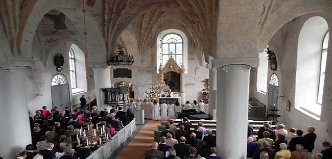Konfirmaatiojuhla Siuntion kirkossa.
