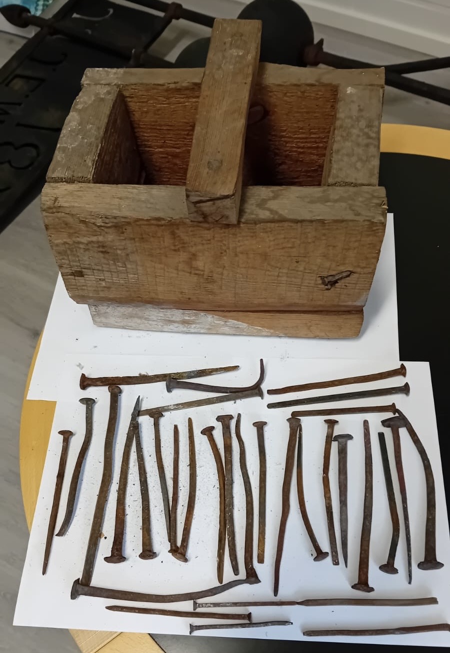Puinen työkalupakki ja vanhoja nauloja.