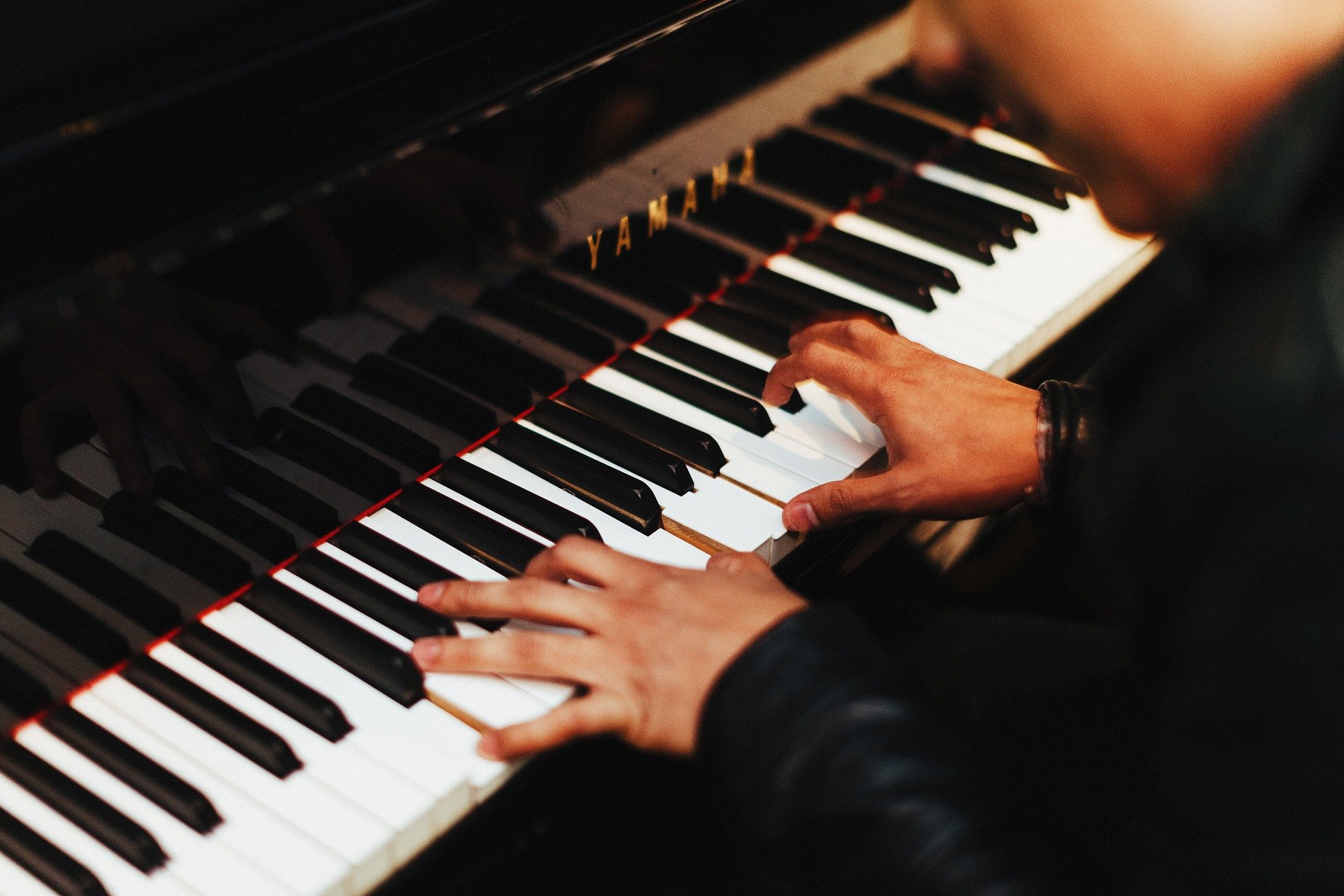 Pianisti soitaa pianoa