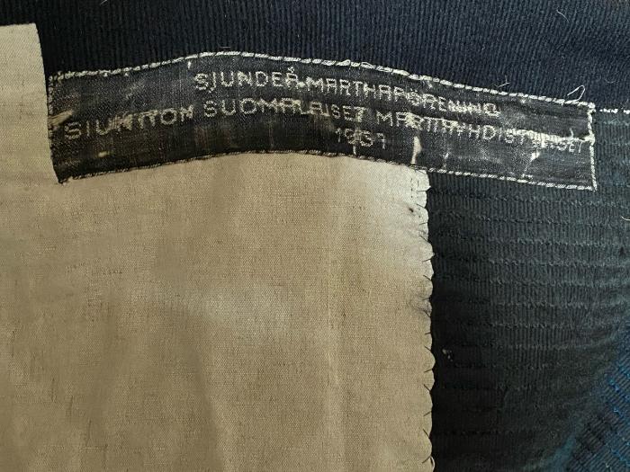 Vihkiryijyn takaosa, jossa teksti, missä mainitaan tekijöiksi Sjundeå marthaförening