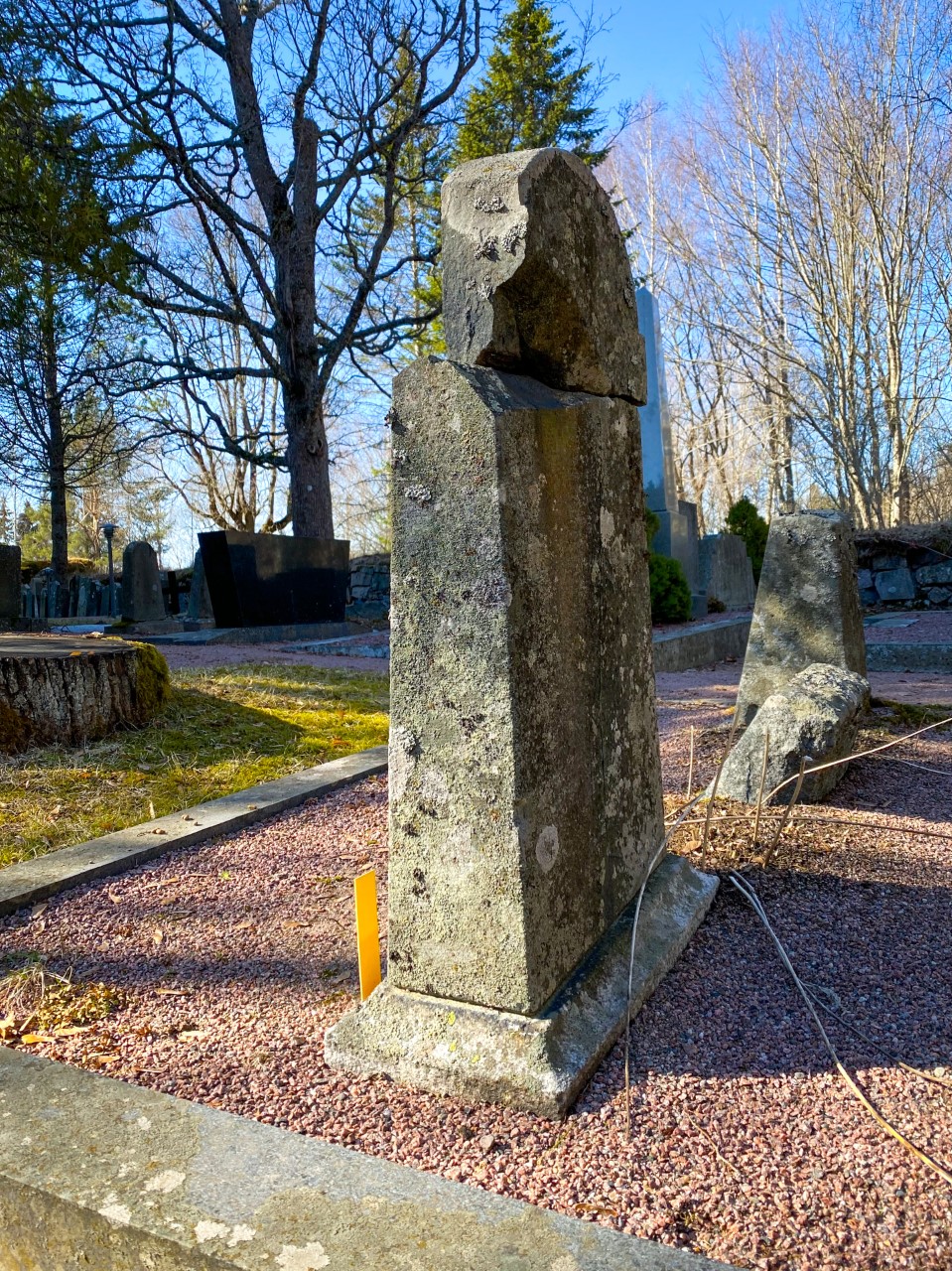 Hautakivi, joka lohjennut.