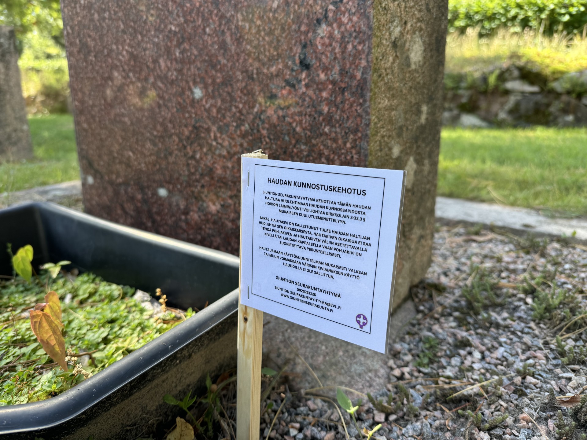 Kunnostuskehotuslappu haudalla