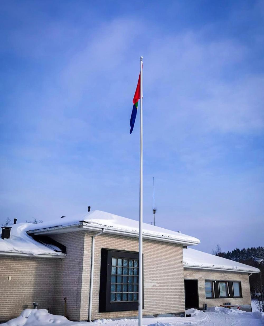 Saamen lippu liehuu seurakuntakodin lipputangossa